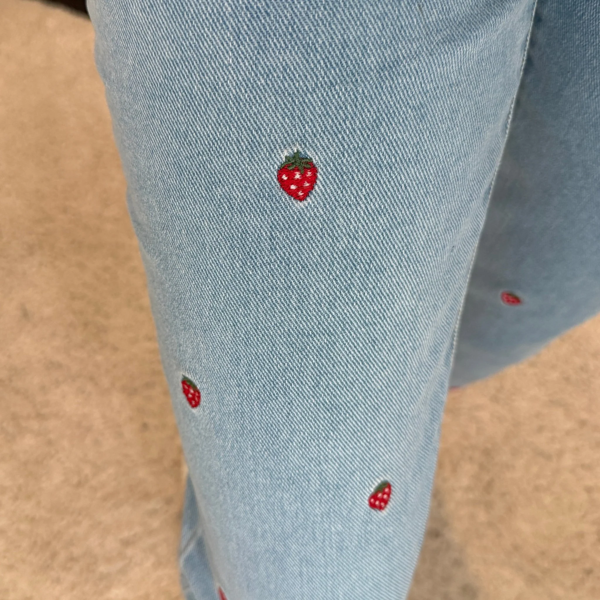 JEAN BLEU FRAISE ROUGE - Image 3