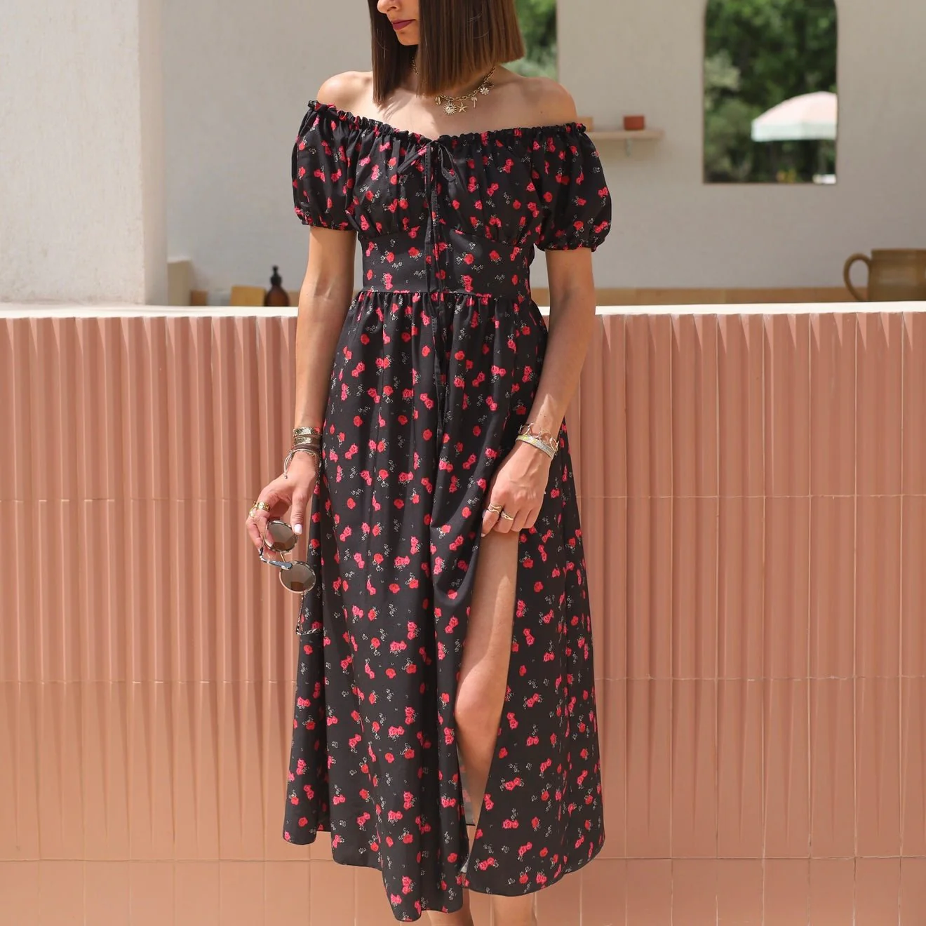 ROBE LONGUE NOIRE ET FLEURS ROUGES IRIA